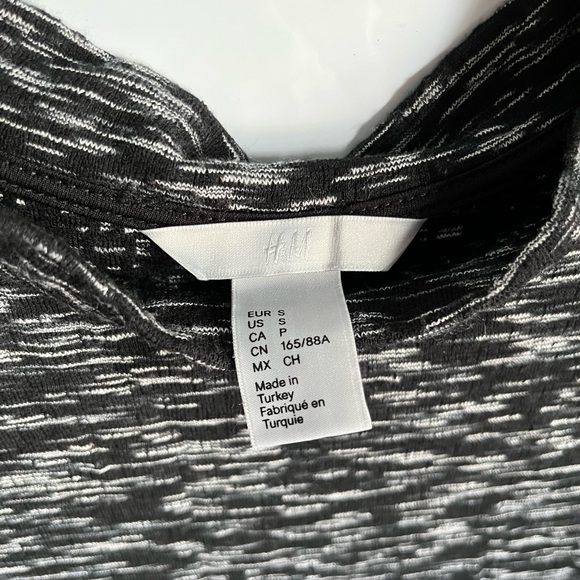 H&M Short Sleeve Turtle Neck - Picture 3 of 4